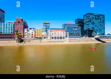 Ou Medienhafen media Harbour est une zone portuaire à Dusseldorf city en Allemagne Banque D'Images