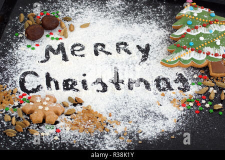 Christmas gingerbread sur une plaque de cuisson, saupoudrée de farine Banque D'Images