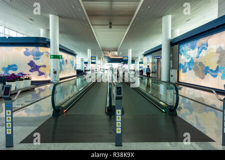 Un tapis roulant à l'intérieur de l'aérogare 2 de l'aéroport d'Incheon à Séoul, Corée du Sud Banque D'Images