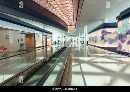 Un tapis roulant à l'intérieur de l'aérogare 2 de l'aéroport d'Incheon à Séoul, Corée du Sud Banque D'Images