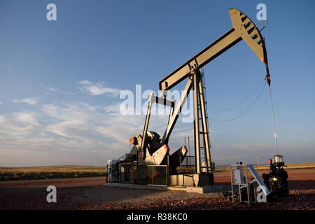 Production de pétrole brut, vérin à pompe de puits, schiste de Niobrara, Wyoming, avec espace de copie Banque D'Images