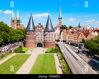 Holsten Gate ou Tor Holstein ou tard Holstentor est une porte de la ville et du musée de la vieille ville de Lubeck en Allemagne Banque D'Images