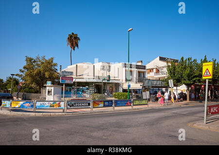 Port de Alcudia, Mallorca, Espagne - 20 août 2018 : partie sud touristique tranquille de la ville au coucher du soleil. Banque D'Images