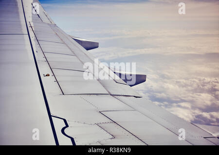 Les tons de couleur photo d'une aile d'avion, selective focus. Banque D'Images