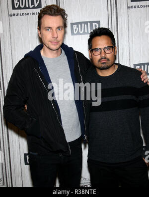 NEW YORK, NY - 23 mars : Dax Shepard et Michael Pena assister à construire série présente la discussion 'CHIPS' à construire Studio le 23 mars 2017 dans la ville de New York. (Photo par Steve Mack/S.D. Mack Photos) Banque D'Images