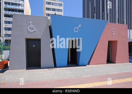 Le Pirée, Grèce - 04 MAI 2015 : les toilettes publiques contemporaines en plus grand port grec du Pirée, Grèce. Banque D'Images