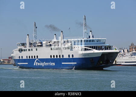 Le Pirée, Grèce - 04 MAI 2015 : deux ferries rapides façon navire approche au port de Pirée, Grèce. Banque D'Images