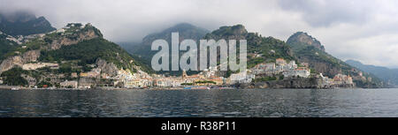 AMALFI, ITALIE - Le 28 juin : Long Panorama de Milan le 28 juin 2014. Côte Amalfitaine paysage panoramique à Amalfi, Italie. Banque D'Images
