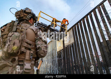 Le U.S. Customs and Border Patrol, agents installer des fils concertina en préparation de la caravane des migrants sur le terrain du parc d'État le 15 novembre 2018 à Imperial Beach, en Californie. Banque D'Images