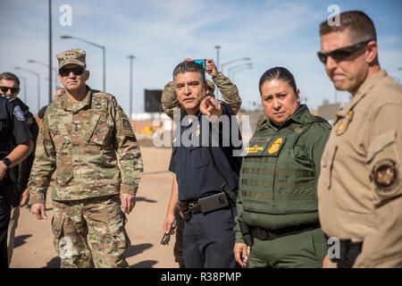 Calexico américain David Salazar, directeur du port, centre Nord de l'armée américaine guides Le lieutenant général commandant Jeffrey Buchanan, à gauche, sur une visite de l'Ouest Calexico Port d'entrée dans la préparation de la caravane des migrants 13 novembre 2018 Calexico, en Californie. Ils sont accompagnés par le chef de l'agent de patrouille la patrouille frontalière américaine El Centro privé Gloria Chavez et San Diego, Directeur des opérations de terrain Pete Flores. Banque D'Images