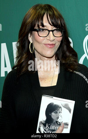 NEW YORK, NY - 30 mars : Katey Sagal signe des exemplaires de son nouveau livre 'Grace Notes : Mes souvenirs' à Barnes & Noble Union Square le 30 mars 2017 dans la ville de New York. (Photo par Steve Mack/S.D. Mack Photos) Banque D'Images