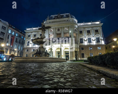 Théâtre national slovaque dans la nuit, l'ancien bâtiment, Ganymed fontaine en face, Bratislava, Slovaquie Banque D'Images