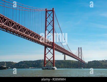 Rio Tajo avec Ponte 25 de Abril, Lisbonne, Portugal Banque D'Images