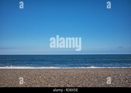 Plage de galets avec aucune personne à l'argile sur Mer avec grande quantité de ciel bleu et petite quantité de mer Banque D'Images