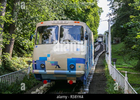 KIEV, UKRAINE - le 12 juillet 2018 : funiculaire reliant le centre historique de Kiev d'Uppertown quartier inférieur de Podil Banque D'Images