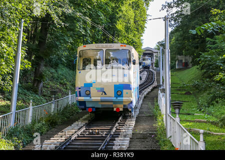 KIEV, UKRAINE - le 12 juillet 2018 : funiculaire reliant le centre historique de Kiev d'Uppertown quartier inférieur de Podil Banque D'Images