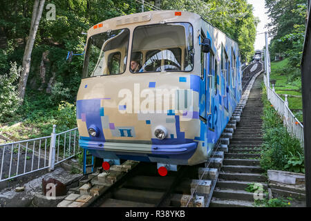 KIEV, UKRAINE - le 12 juillet 2018 : funiculaire reliant le centre historique de Kiev d'Uppertown quartier inférieur de Podil Banque D'Images