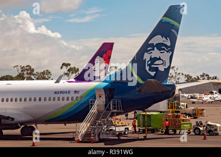 Kailua-Kona, Hawaii - Alaska Airlines et Hawaiian Airlines les avions à réaction à l'aéroport international de Kona sur Hawaii's Big Island. Banque D'Images