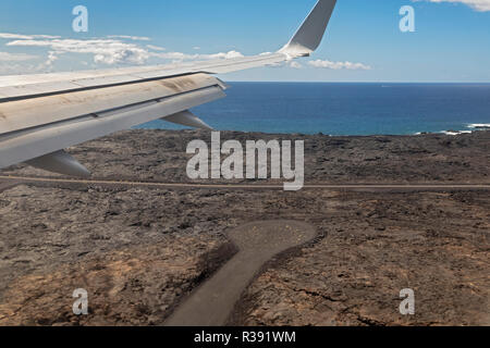 Kailua-Kona, Hawaii - Un avion atterrit à l'aéroport international de Kona sur Hawaii's Big Island. L'aéroport a été construit sur un relativement récent la 1801 la Banque D'Images