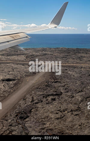 Kailua-Kona, Hawaii - Un avion atterrit à l'aéroport international de Kona sur Hawaii's Big Island. L'aéroport a été construit sur un relativement récent la 1801 la Banque D'Images