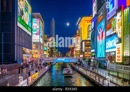 Osaka, Japon - 21 novembre 2018 : Vue de nuit, un principal dotonbori destinations touristiques à Osaka le long du canal de Dotonbori Bri Dotonboribashi Banque D'Images