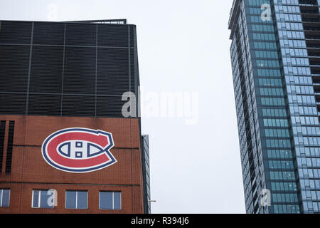 Montréal, Canada - le 3 novembre 2018 : le logo des Canadiens de Montréal, connu sous le nom de Canadiens de Montréal, en face de leur site principal, le Centre Bell. Canadiens Banque D'Images