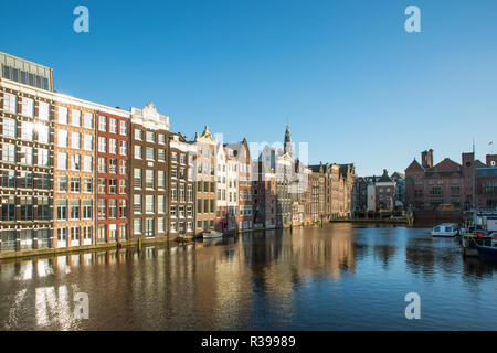 Vue sur la ville d'Amsterdam Pays-Bas maisons traditionnelles avec la rivière Amstel à Amsterdam, Pays-Bas Banque D'Images