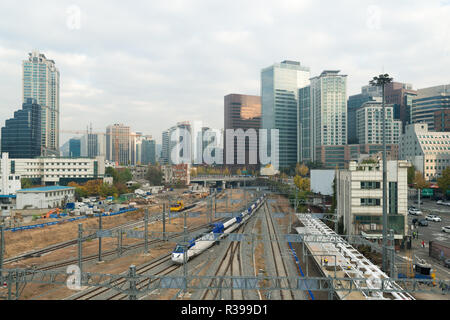 Séoul High speed train KTX la circulation dans la ville de Séoul, Corée du Sud. Banque D'Images