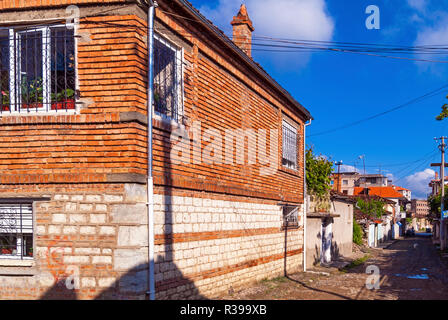 Village typique de l'Albanais rue près de Korçë, en Albanie Banque D'Images