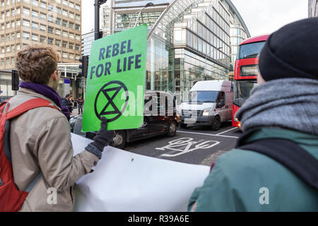 Londres, Royaume-Uni. 21 Nov 2018. Rébellion Extinction embouteillages de la circulation de Londres dans le cadre de l'extinction de l'escalade de la rébellion de l'activisme climatique. Credit : Andy Morton/Alamy Live News Banque D'Images