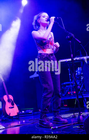 Milan Italie. 21 novembre 2018. La chanteuse/parolière MAISIE PETERS effectue sur scène à l'ouverture de la Fabrique de montrer Tom Walker. Credit : Rodolfo Sassano/Alamy Live News Banque D'Images