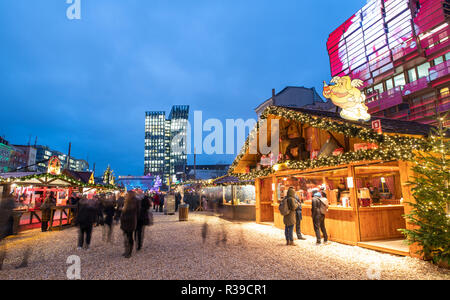 Hambourg, Allemagne. 20 Nov, 2018. Les visiteurs marchent sur le marché de Noël 'Santa Pauli' sur l'Spielbudenplatz. Les marchés de Noël s'ouvre à Hambourg le 26 novembre. Crédit : Daniel Reinhardt/dpa/Alamy Live News Banque D'Images