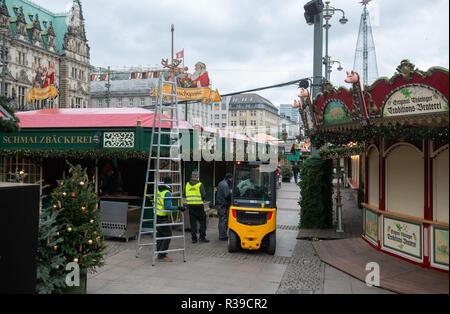 Hambourg, Allemagne. 20 Nov, 2018. Artisans travaillent au marché de Noël à l'hôtel de ville marché. Les marchés de Noël s'ouvre à Hambourg le 26 novembre. Crédit : Daniel Reinhardt/dpa/Alamy Live News Banque D'Images