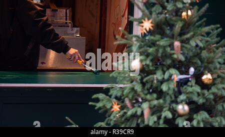 Hambourg, Allemagne. 20 Nov, 2018. Un homme peint le comptoir d'un stand au marché de Noël à l'hôtel de ville marché. Les marchés de Noël s'ouvre à Hambourg le 26 novembre. Crédit : Daniel Reinhardt/dpa/Alamy Live News Banque D'Images