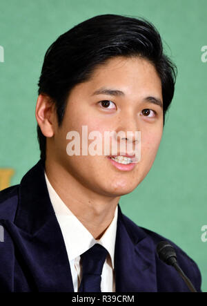 Tokyo, Japon. 22 Nov, 2018. Shohei Otani, Los Angeles Angels le joueur de baseball, arrive pour une conférence de presse au Japon le National Press Club à Tokyo, le jeudi 22 novembre 2018. Otani, qui a remporté quatre matchs comme une cruche et a frappé 22 coups de circuit, a été nommé comme la Ligue américaine de recrue de l'année. Otani est retourné au Japon le mercredi pour la première fois depuis qu'il se rend aux États-Unis en février. Credit : Natsuki Sakai/AFLO/Alamy Live News Banque D'Images