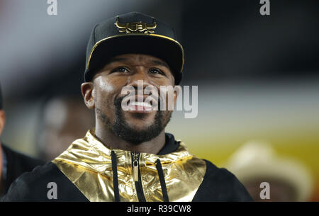 Los Angeled, Californie, USA. 19 Nov, 2018. Le boxeur Floyd Mayweather watches The Kansas City Chiefs jouer les Los Angeles Rams au Los Angeles Memorial Coliseum, le lundi, 19 novembre, 2018. Credit : KC Alfred/ZUMA/Alamy Fil Live News Banque D'Images