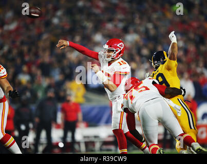 Los Angeled, Californie, USA. 19 Nov, 2018. Kansas City Chiefs Patrick Mahomes" passe à Travis Kelce contre les Los Angeles Rams au Los Angeles Memorial Coliseum, le lundi, 19 novembre, 2018. Credit : KC Alfred/ZUMA/Alamy Fil Live News Banque D'Images