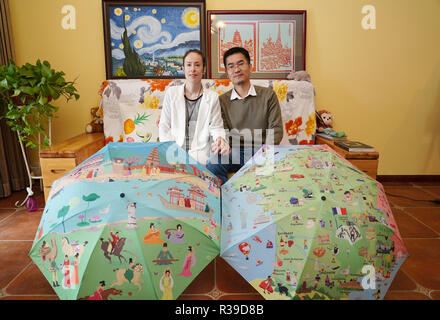 (181122) -- BEIJING, 22 novembre 2018 (Xinhua) -- Bérénice Zandonai(L), de nationalité française, pose avec son mari chinois pour une photo contre l'avant-plan des parapluies, ils ont conçu avec les éléments des deux pays dans leur maison de Xi'an, capitale de la Province chinoise de Shaanxi nord-ouest, le 19 octobre 2018. Est venu à la Chine en 2006 pour poursuivre son amant chinois, elle a rencontré en France il y a deux ans, Bérénice a débuté sa carrière en tant que designer dans une entreprise de confection à Shanghai jusqu'en 2014 quand elle a décidé d'aller à Xi'an pour créer leur propre studio de promouvoir les échanges culturels entre la Chine et la France fabrication Banque D'Images