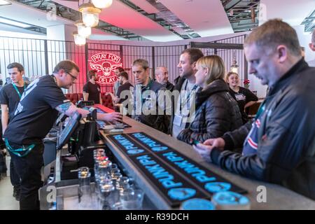 Édimbourg, Écosse, 22 novembre 2018.Scottish craft beer Brewer, Brewdog, a ouvert son premier bar à l'intérieur d'un aéroport. La 78e bar dans le portefeuille des chaînes est ouverte à 4h00 ce matin à l'aéroport d'Édimbourg. Credit : Riche de Dyson/Alamy Live News Banque D'Images