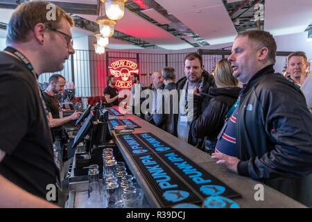 Édimbourg, Écosse, 22 novembre 2018.Scottish craft beer Brewer, Brewdog, a ouvert son premier bar à l'intérieur d'un aéroport. La 78e bar dans le portefeuille des chaînes est ouverte à 4h00 ce matin à l'aéroport d'Édimbourg. Credit : Riche de Dyson/Alamy Live News Banque D'Images