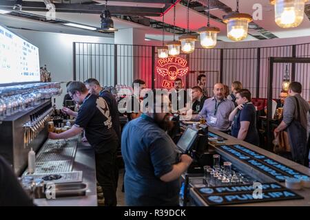 Édimbourg, Écosse, 22 novembre 2018.Scottish craft beer Brewer, Brewdog, a ouvert son premier bar à l'intérieur d'un aéroport. La 78e bar dans le portefeuille des chaînes est ouverte à 4h00 ce matin à l'aéroport d'Édimbourg. Credit : Riche de Dyson/Alamy Live News Banque D'Images