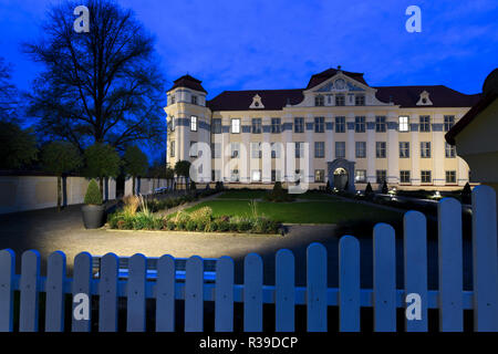 Bühl, Allemagne. 22 Nov, 2018. Le château de Bad Waldsee est éclairé par des projecteurs à l'heure bleue. Dans le cadre de l'chlosserlebnistag "der Schlösser, Burgen und Gärten des Landes', le nouveau Palais Tettnang a été nommé 'Palais de l'année 2018'. Après l'achèvement des travaux de rénovation, le palais baroque va briller de nouveau dans sa nouvelle splendeur. Crédit : Felix Kästle/dpa/Alamy Live News Banque D'Images