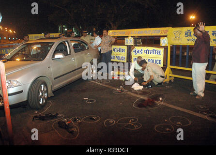 Balles sur route à l'extérieur de l'hôtel Taj Mahal dans la terreur l'attaque par des terroristes de Mumbai Moudjahidin du Deccan Inde le 27/11/2008. Des terroristes ont tué 100 personnes et blessé plus de 200 dans une série d'attentats coordonnés à travers l ?Inde Mumbai en tant que centre financier des hommes armés lourdement armés en groupes de deux à quatre a ouvert le feu avec des armes automatiques et des grenades lancés dans 10 endroits au sud de Mumbai, dont les cinq étoiles Trident et Taj hotels, la ville gare terminus, un hôpital, un café, un pub et une salle de cinéma. Photo : Dinodia (c) afp - Rapport d'utilisation dans le monde entier | Banque D'Images