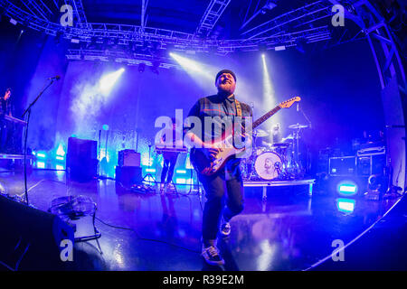 Milan Italie. 21 novembre 2018. L'auteur-compositeur-interprète britannique Tom Walker effectue sur scène à Fabrique pour présenter son album "qu'un moment d'être en vie' Credit : Rodolfo Sassano/Alamy Live News Banque D'Images