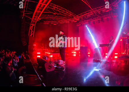 Milan Italie. 21 novembre 2018. L'auteur-compositeur-interprète britannique Tom Walker effectue sur scène à Fabrique pour présenter son album "qu'un moment d'être en vie' Credit : Rodolfo Sassano/Alamy Live News Banque D'Images