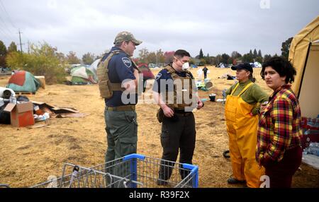 Butte, USA. 21 Nov, 2018. Le personnel de sécurité de l'essence parmi les tentes sur un parking de Chico de comté de Butte, en Californie, États-Unis, le 21 novembre 2018. Les fonctionnaires locaux a averti que la pluie après l'incendie pourrait causer des crues éclair et des risques de coulées de boue. Credit : Wu Xiaoling/Xinhua/Alamy Live News Banque D'Images