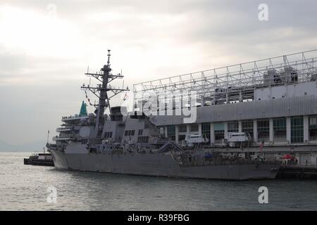 Hong Kong, . 22 Nov, 2018. Missiles guidés USS Curtis Wilbur, l'un des navire nous accostera au terminal de l'océan dans le centre de la zone commerciale dirigée par super porte-avions USS RONALD REAGAN Groupement tactique est à Hong Kong pour une visite officielle.Nov-22, 2018 Hong Kong.ZUMA/Liau Chung-ren Crédit : Liau Chung-ren/ZUMA/Alamy Fil Live News Banque D'Images