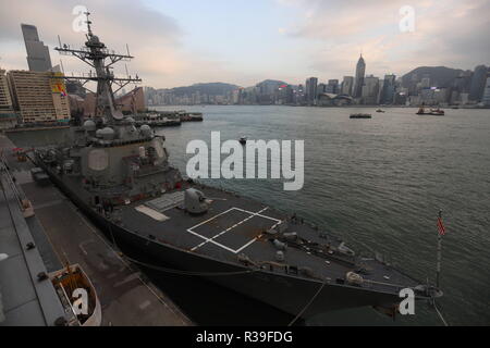 Hong Kong, . 22 Nov, 2018. Missiles guidés USS Curtis Wilbur, est ici accosté au terminal de l'océan dans le Port Victoria dirigé par USS RONALD REAGAN lors d'une visite d'un groupement tactique.Nov-22, 2018 Hong Kong.ZUMA/Liau Chung-ren Crédit : Liau Chung-ren/ZUMA/Alamy Fil Live News Banque D'Images