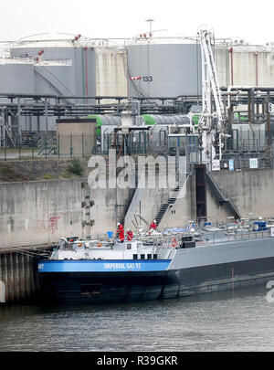 Duisburg, Allemagne. 22 Nov, 2018. Un cargo d'huile se trouve sur le quai du port de Duisburg huile. En raison de la persistance d'un faible niveau d'eau dans le Rhin, l'huile de cargos et les navires de transport peuvent de moins en moins de fret. Credit : Roland Weihrauch/dpa/Alamy Live News Banque D'Images