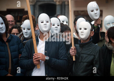 Malaga, Espagne. 22 Nov 2018. Les gens avec des masques blancs participer à un flash mob organisé par l'organisation humanitaire "Caritas" à commémore la Journée internationale de sans-abri, qui est célébrée le 27 novembre. Credit : SOPA/Alamy Images Limited Live News Banque D'Images